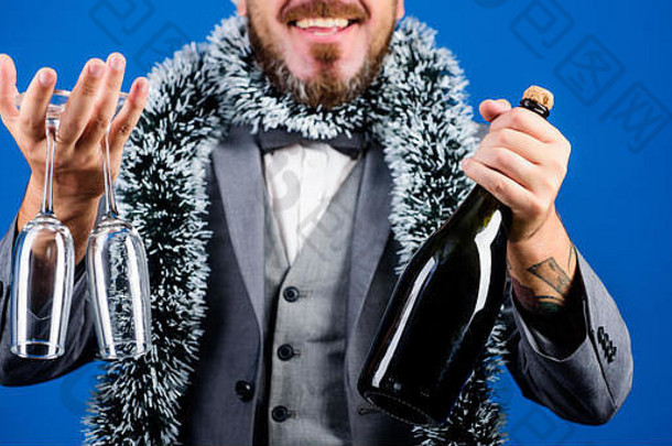 让我们喝一杯。公司圣诞<strong>晚会</strong>。男人拿着香槟酒瓶。庆祝新年。圣诞<strong>晚会</strong>。<strong>企业</strong>党的理念。创意吐司。干杯的概念。参加办公室聚会。起泡酒。