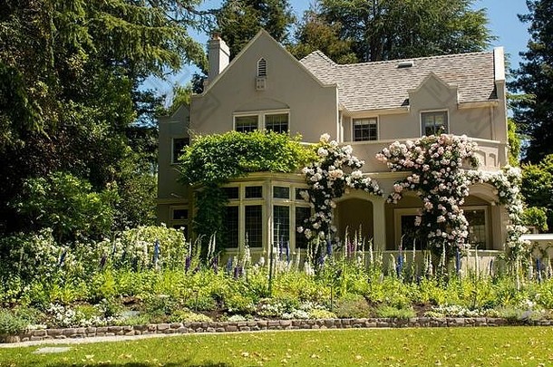 这些位于奥克兰和加利福尼亚皮埃蒙特的住宅展示了美丽的走道和门口，通常覆盖着鲜花。