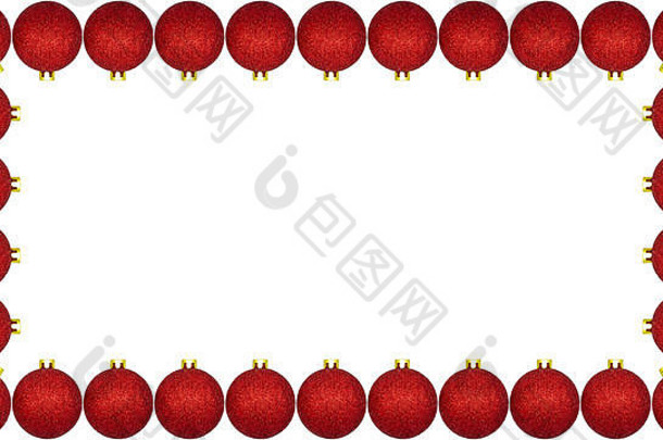 框架由许多红色圣诞饰品制成，在白色背景上用剪贴路径和空间隔开，是圣诞装饰品。