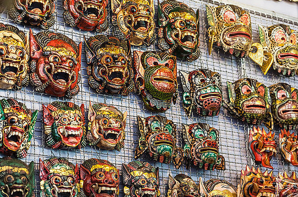 传统的泰国恶魔木面具出售纪念品的Saduak浮动市场