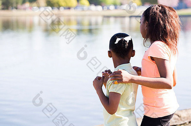 公园湖边的两个年轻女孩