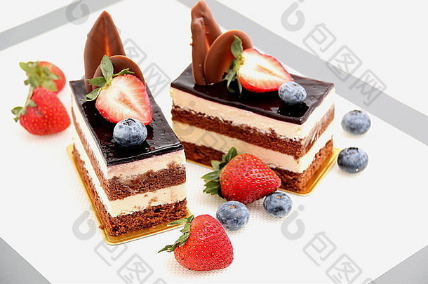 白底草莓巧克力蛋糕