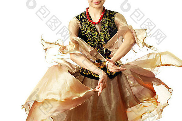 穿着传统东方服装表演乌兹别克舞的女士