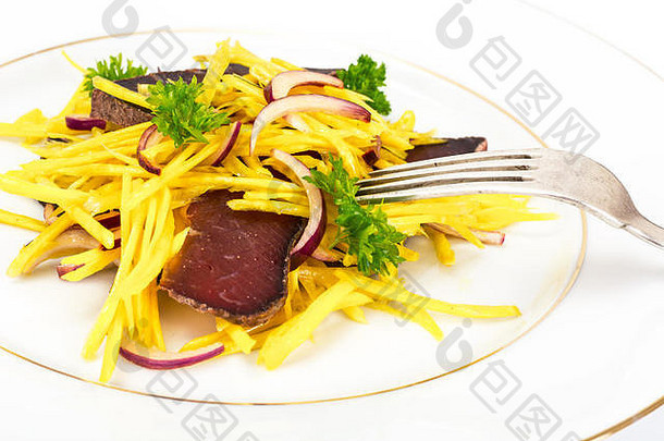 黄甜菜、红洋葱和牛肉干沙拉