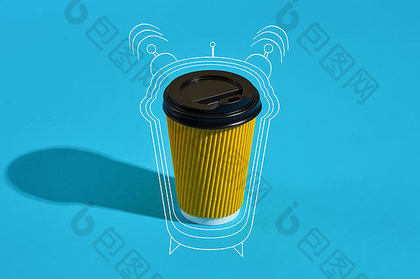 热咖啡黄色的纸杯黑色的成员蓝色的背景