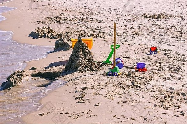 被遗弃的项目玩具沙子海滩阳光明媚的天气
