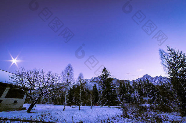意大利阿尔卑斯山第一场雪后的日落