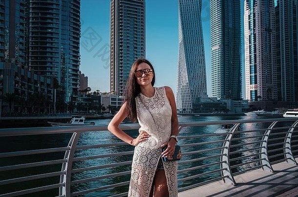 快乐美丽的旅游女人时尚夏天白色衣服走享受迪拜玛丽娜曼联阿拉伯阿联酋航空公司奢侈品舒适的