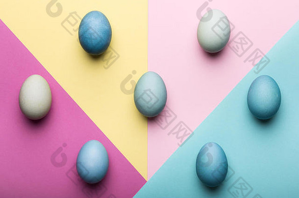 复活节快乐彩色背景。手绘复活节彩蛋抽象的最小概念。