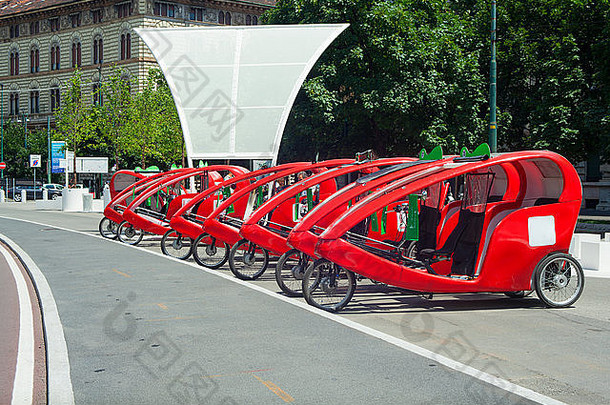 米兰停车场电动踏板辅助三轮自行车视图