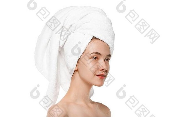 选美日。选美日。在白色工作室背景下，一位穿着毛巾的女士正在做她的日常护肤程序。<strong>美容</strong>、自我护理、<strong>化妆</strong>品、青<strong>春</strong>、水疗的概念。自然美，健康。