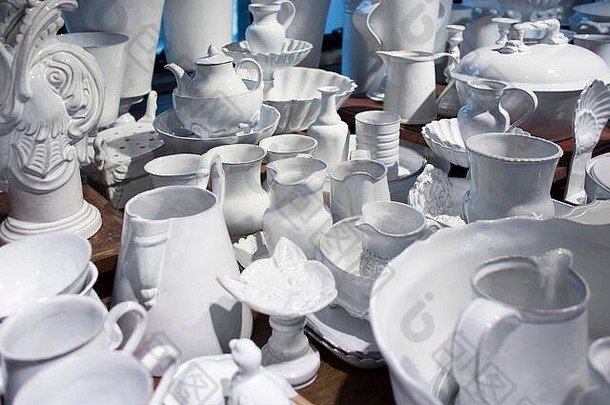各种各样的盘子、碗和杯子在市场上排队出售。