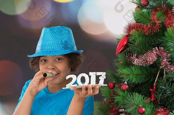 快乐儿童朋友在晚会上举行2017年木号新年概念吹号。