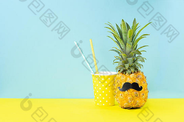 黄色成熟<strong>菠萝</strong>配黑色胡须杯，黄蓝色背景，适合饮用。一种热带水果有趣的口吻。