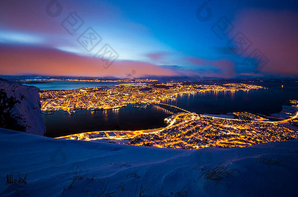 黄昏时分，挪威特罗姆索市美丽多彩的鸟瞰图。一场冬季暴风雪正在特罗姆索山谷<strong>来袭</strong>，使该地区的人口减少