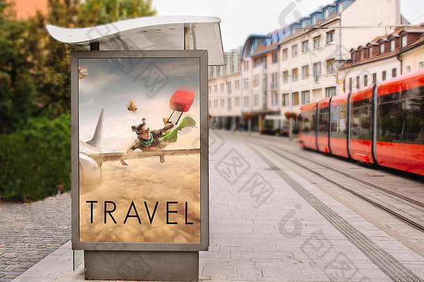 广告牌上有概念旅行的广告，一个女孩在飞机的机翼上飞行，在云层之间。在斯洛伐克的城市街。