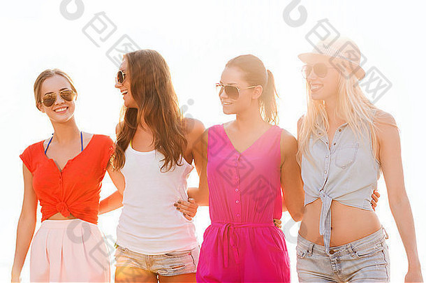 海滩上一群戴着太阳镜微笑的女人