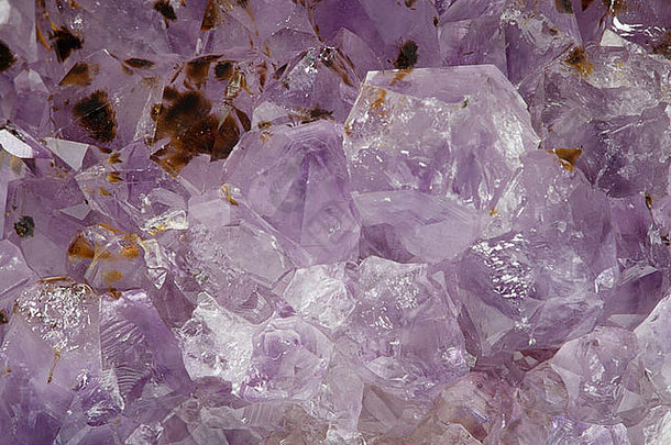 紫色的紫水晶岩石晶体石英宝石