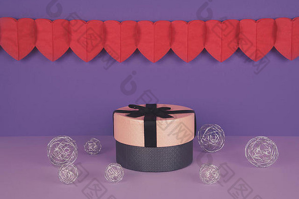 以紫外和丁香为背景的粉红色礼品盒。
