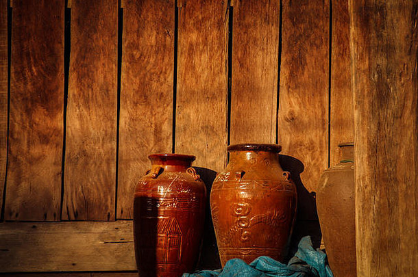 瓦货罐子传统上苗族人容器保存食物显示村生活文化留置权儿子越南