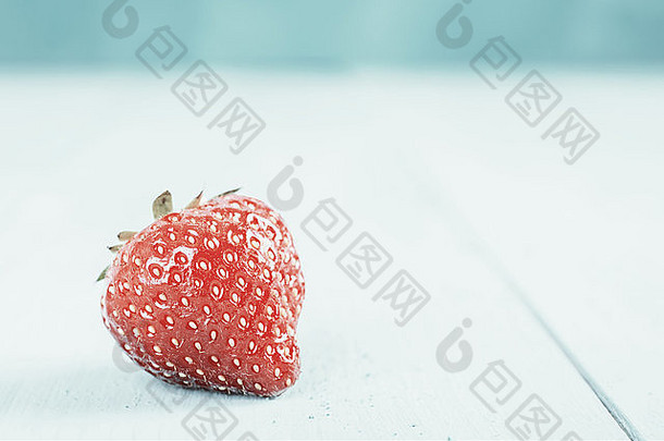 复古的效果新鲜的草莓水果