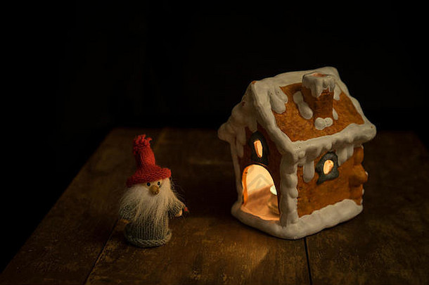 美丽的姜饼房子蜡烛站木表格黑色的背景不错的平静和平图像圣诞节装饰