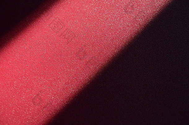 红桌子上的冬日阴影