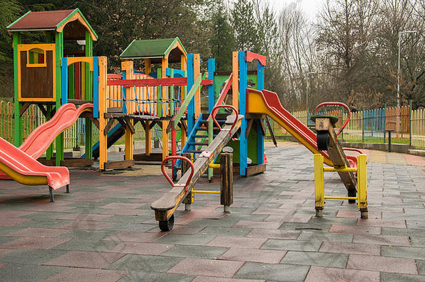 绿色区域的多彩儿童游乐场