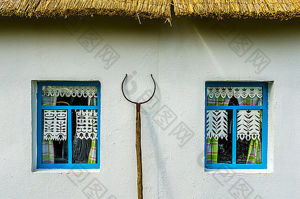 白色墙国家农民房子蓝色的窗户烤箱叉墙窗户