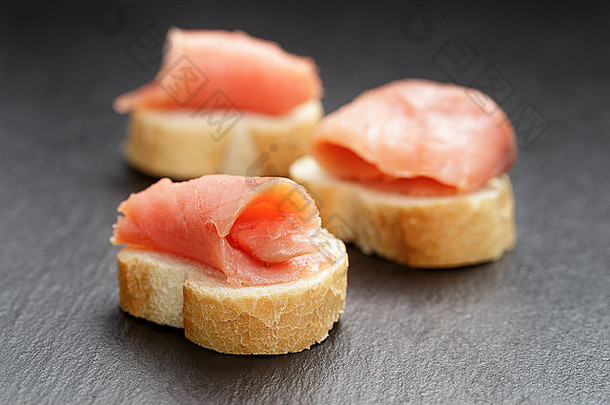板岩咖喱鲑鱼法式面包片