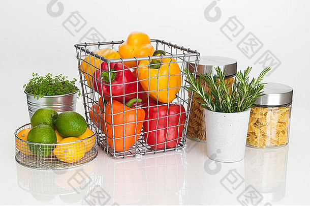 白色背景上的彩色食品配料。水果、蔬菜、面食、香草和绿色植物。