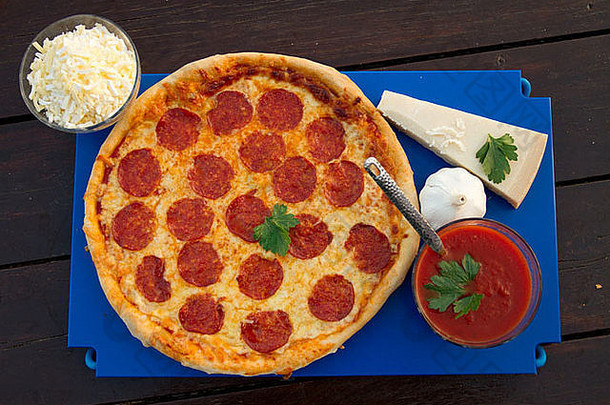 前拍摄意大利辣香肠披萨选择成分包括奶酪大蒜丁香番茄酱汁