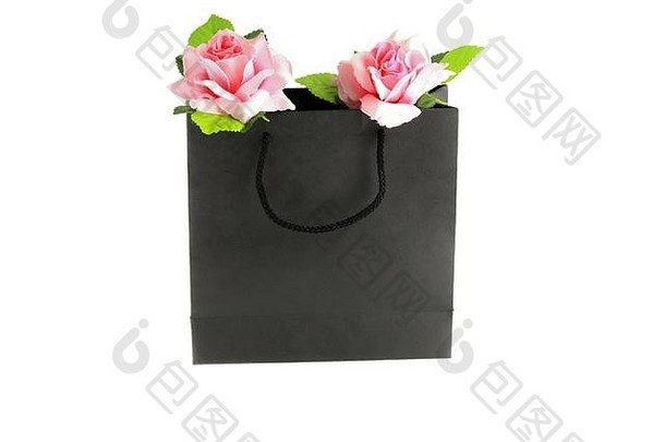 白色背景黑色纸袋中的粉红玫瑰情人节概念