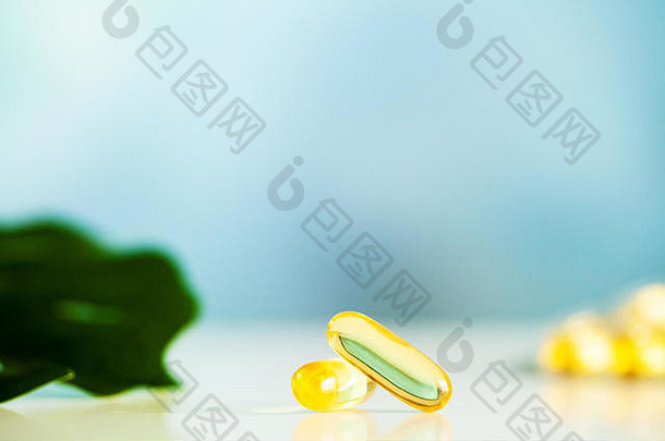 维生素补充剂，黄色胶囊中的鱼油欧米茄3。