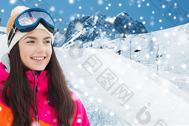 戴着滑<strong>雪镜</strong>在山上快乐的年轻女子