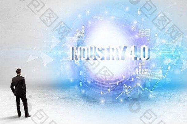 一位商人站在工业4.0铭文前的后视图，现代技术概念
