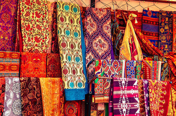 礼品店的传统土耳其手工地毯。戈雷姆，卡帕多西亚，土耳其。