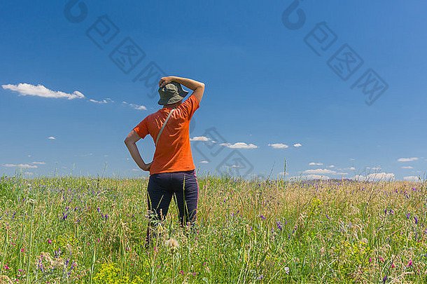 乌克兰一名穿着运动服的女子欣赏夏日野地