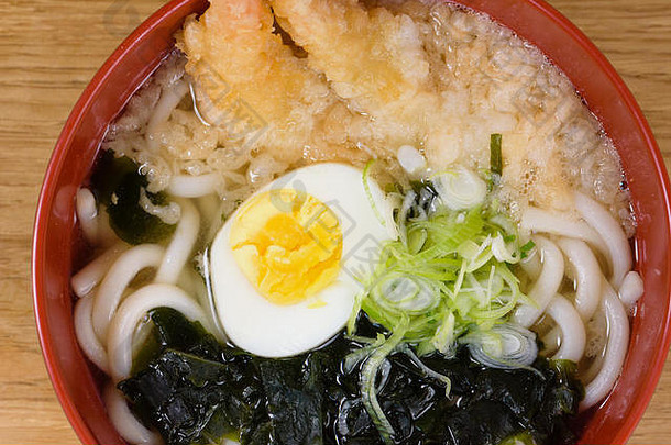 天妇罗乌冬配炒虾、煮鸡蛋、绿藻、韭菜、特色面条等传统日本食品