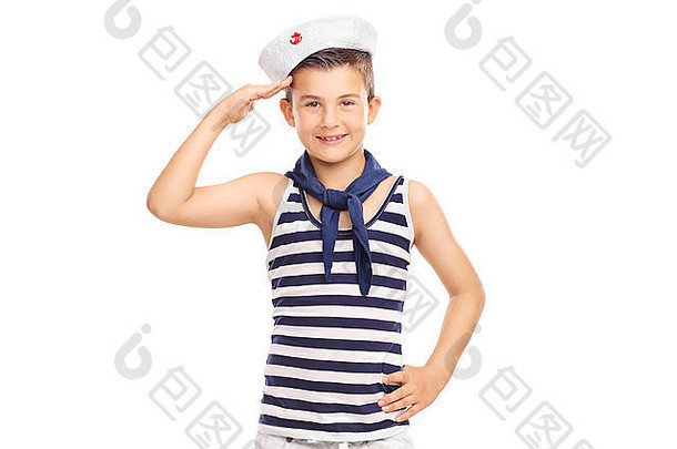 穿着水手制服的可爱小孩对着白色背景上隔离的摄像机敬礼