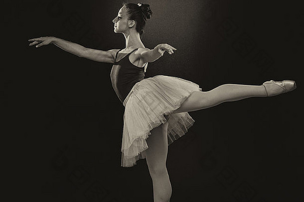 黑色背景上美丽的女芭蕾舞演员——芭蕾舞演员穿着短裙和尖头鞋