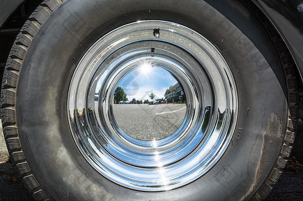 黑色轮胎和镀铬后视<strong>镜</strong>盖在老式汽车的车轮上。