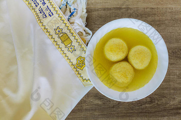 一碗热的Matzo球汤犹太节日象征，犹太汤，犹太饮食，