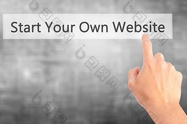 开始你自己的网站-手按按钮模糊的背景概念。商业、技术、互联网概念。库存照片