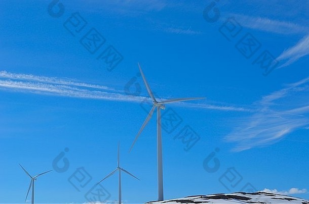 在<strong>蓝色</strong>阳光明媚的冬日，山顶上的风车