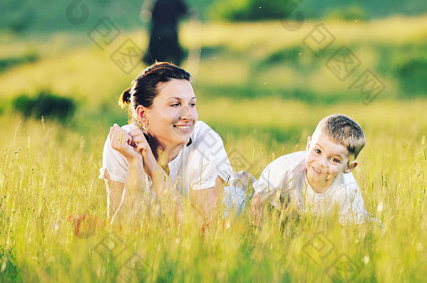 快乐的年轻女子妈妈和漂亮的孩子在户外玩耍