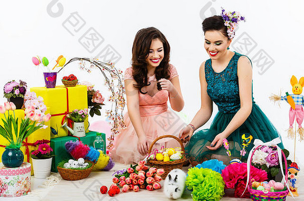 美丽的女朋友女孩篮子鸡蛋花装饰风格化妆发型享受复活节庆祝活动