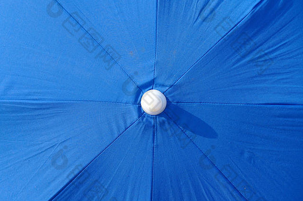 晴天的蓝色沙滩伞