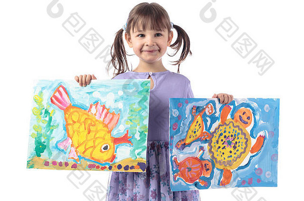 穿紫色连衣裙的四岁女孩展示她的画。水粉画。在白色背景上隔离。