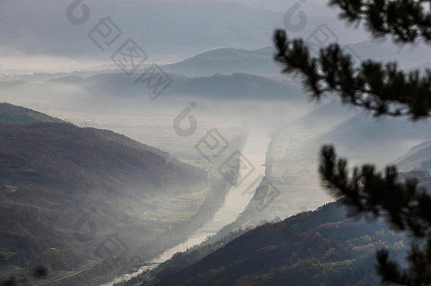 从欧洲塞尔维亚的塔拉山眺望。远处有一条河。